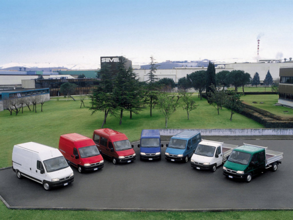 Продажи новых легких коммерческих автомобилей в России в апреле 2015 года - падение на 44,7 %